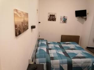 卡夏中心酒店的一间卧室配有一张床,墙上挂着一些图片