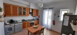 辛特拉阿祖公寓的厨房配有桌子、水槽和洗碗机。