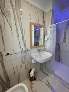 托雷桑塔萨宾娜Al Ristoro的浴室配有白色卫生间和盥洗盆。