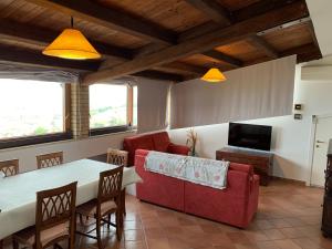 葛伦坦马勒Casa di Mary的客厅配有红色的沙发和桌子