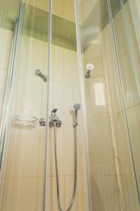凯特利奥斯起亚尼阿克迪旅馆的带淋浴的浴室和玻璃门