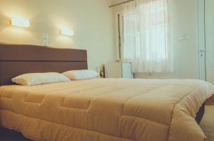 凯特利奥斯起亚尼阿克迪旅馆的一间卧室,卧室内配有一张大床