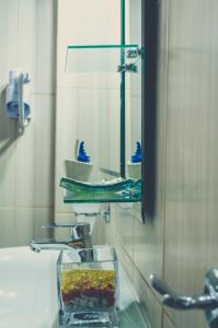 凯特利奥斯起亚尼阿克迪旅馆的浴室设有水槽和水槽上的碗