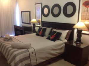 斯瓦科普蒙德Sand & Sea Holiday Home的一间卧室配有一张大床和两盏灯