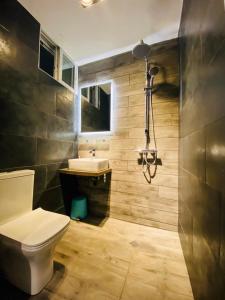 欧拉努波利斯Dream Hill Athos的一间带卫生间和水槽的浴室