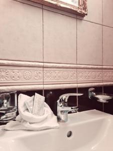 LankupiaiBrastadvaris的浴室水槽配有毛巾和镜子