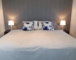 萨翁林纳Citykoti Kuutti的一间卧室配有一张带蓝白色枕头的大床