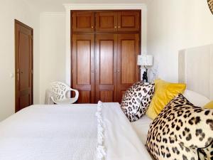 蒙蒂戈杜Stylish 3 Bedroom Apartment close to the Beach的卧室配有白色的床和枕头。
