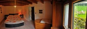 La BrévineLe Petit Brouillet du bas的一间带床的卧室,位于带窗户的房间内
