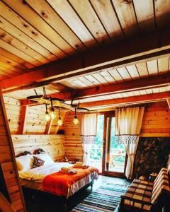 贾马里海姆森Purkinora (Çiçek Mevsimi) Bungalov的小木屋内一间卧室,配有一张大床