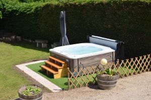Saint-Boil白马之餐厅酒店的围栏旁的院子内的热水浴池