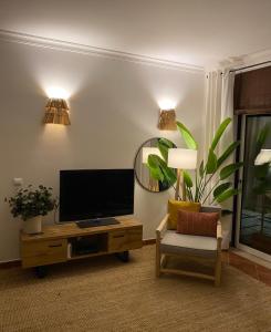 奥德赛克斯Casa da Várzea的客厅配有平面电视和椅子。