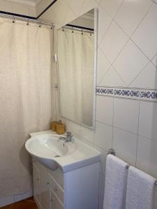 奥德赛克斯Casa da Várzea的白色的浴室设有水槽和镜子