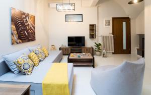 里科索翁Lucas Apartment的客厅配有蓝色的沙发和桌子