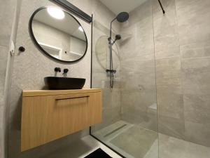 奥尔什丁Apartament Aurora的一间带水槽和镜子的浴室