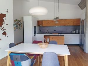 迪森蒂斯3,5 Zimmer Dachwohnung: Modern, komfortabel, zentral, mit Bergsicht的厨房配有白色的桌椅