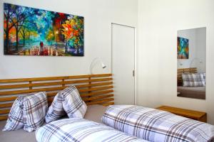 迪森蒂斯3,5 Zimmer Dachwohnung: Modern, komfortabel, zentral, mit Bergsicht的卧室配有沙发和墙上的绘画