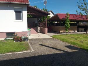 波罗斯洛Ifjúság Nyaraló的带有车道的院子的房子