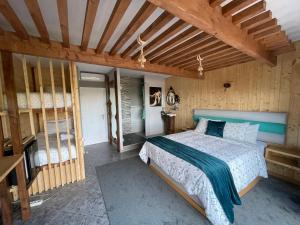 维拉·雷阿尔Muas Guest House的卧室配有一张床铺,位于带木墙的房间内