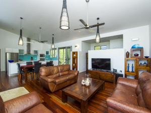 霍斯舒湾马蹄湾景色度假屋的客厅配有皮革家具和桌子