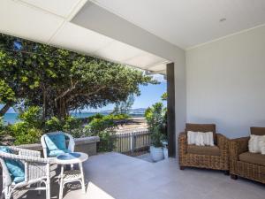 Picnic BayReflections Turquoise Villa 4的一个带椅子和桌子的海景庭院