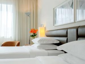 圣保罗圣保罗维拉奥林匹亚凯撒酒店的酒店客房设有两张床和花瓶