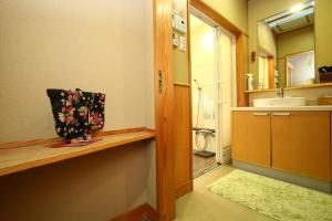 云仙市kangetsusou的浴室配有水槽和带椅子的台面