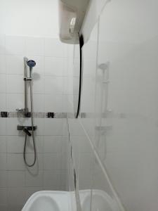 库鲁Un T2 climatisé, une nuit的带淋浴和盥洗盆的浴室