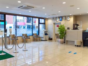 长崎长崎港永酒店的大堂设有配备椅子和柜台的等候室