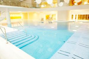波尔托罗Hotel Neptun - Terme & Wellness Lifeclass的大楼内带楼梯的大型游泳池