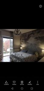 克雷莫纳Room in Apartment - Villa Piera holiday home in Cremona apartment with independent entrance的一间卧室设有一张床和一个大窗户