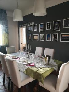 克雷莫纳Room in Apartment - Villa Piera holiday home in Cremona apartment with independent entrance的用餐室配有桌椅和酒杯