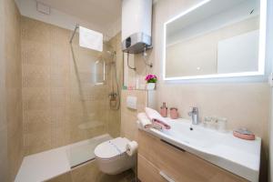 斯普利特Amaris luxury apartments的一间带水槽、淋浴和卫生间的浴室