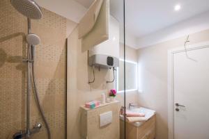 斯普利特Amaris luxury apartments的带淋浴和盥洗盆的浴室
