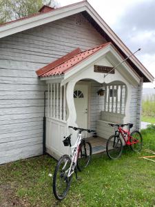 耶尔夫瑟Bialett的两辆自行车停在一座小建筑前面