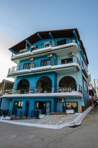 阿尔库季岛Soulis Hotel的蓝色的建筑,旁边设有阳台