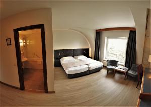 克拉根福Skycity Hotel Atrigon的一间酒店客房 - 带一张床和一间浴室
