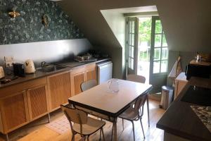 GaucielL’annexe du Manoir的一间厨房,里面配有桌椅
