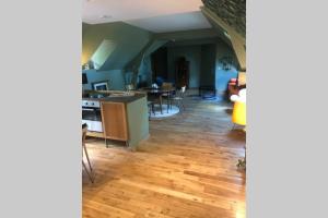 GaucielL’annexe du Manoir的厨房和客厅,铺有木地板