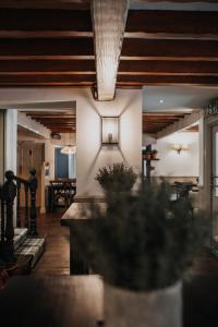 哈德斯菲尔德伍德曼宾馆的客厅设有木制天花板和桌子