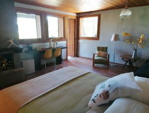 ValleCa' Dei Ste的卧室配有一张床、一张书桌和窗户。
