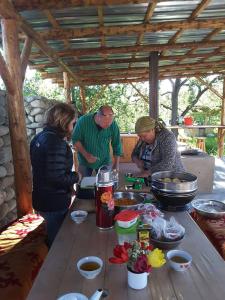 Grigor'yevkaBel-Zhan Yurt Lodge的一群人在餐桌上准备食物