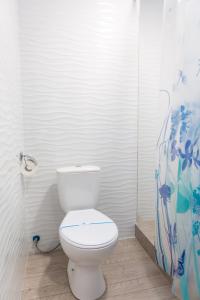 敖德萨泽尼斯酒店的一间位于客房内的白色卫生间的浴室