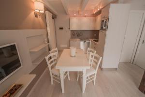 泰穆BILOCALE BELLA VISTA的小厨房配有白色的桌子和椅子