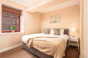 艾尔Elliot Suite No3 - Donnini Apartments的一间卧室设有一张床和一个窗口