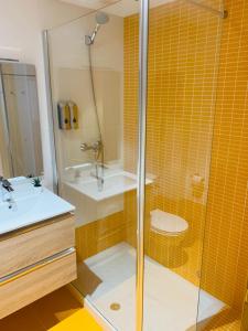 费莱乔萨Apartamento Rio San Isidro 2的带淋浴、卫生间和盥洗盆的浴室