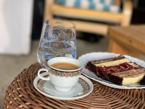 Gladna MontanăCasa Dea的一杯咖啡和一块蛋糕在桌子上