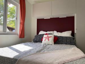 科利科Bungalow Lido的一间卧室配有一张红色床头板的床