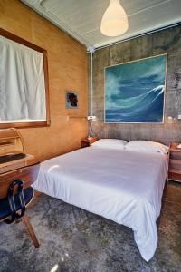 费罗尔Apartamento con piscina y excelentes vistas的一间卧室配有一张床、一张书桌和一个窗户。
