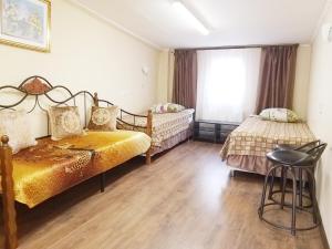 特维尔Sitara Hostel的一间卧室设有两张床和窗户。